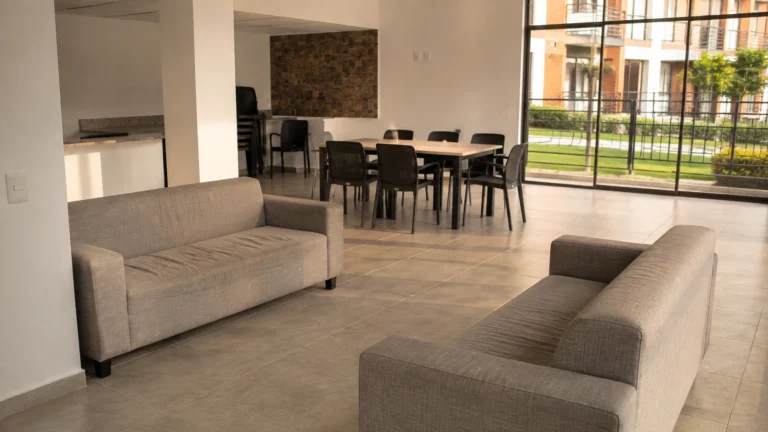 Salón social de un conjunto residencial con sofás de tela de uso colectivo